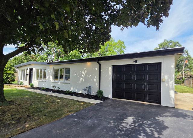 7906 W 98th Street, Hickory Hills, IL 60457