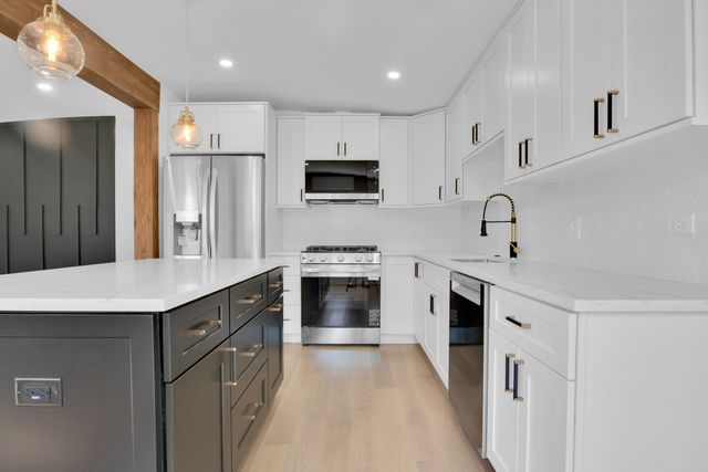 7906 W 98th Street, Hickory Hills, IL 60457