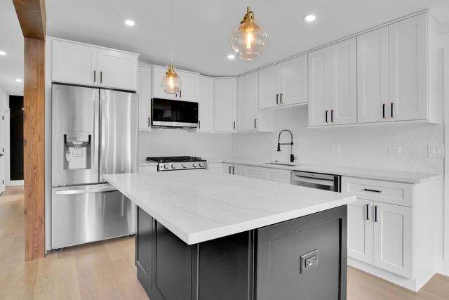 7906 W 98th Street, Hickory Hills, IL 60457