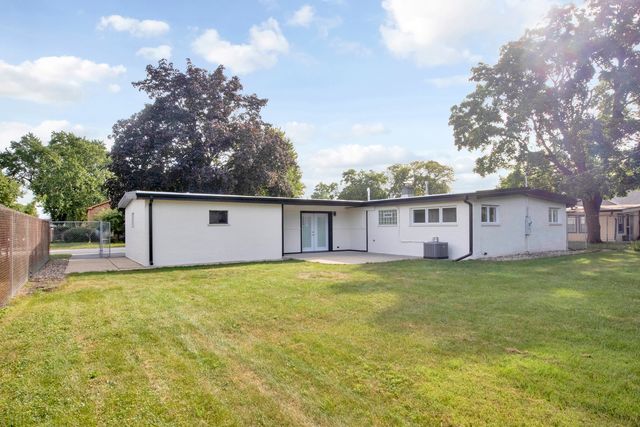 7906 W 98th Street, Hickory Hills, IL 60457
