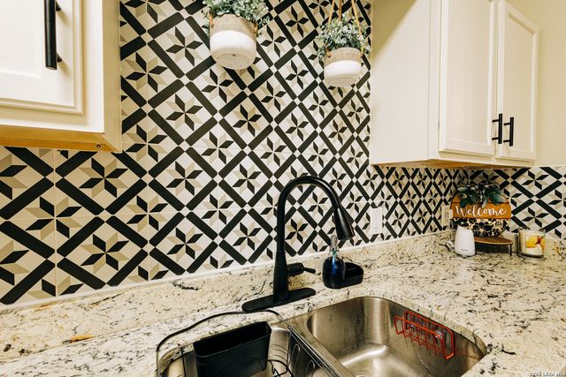 168 Halliday, San Antonio, TX 78210