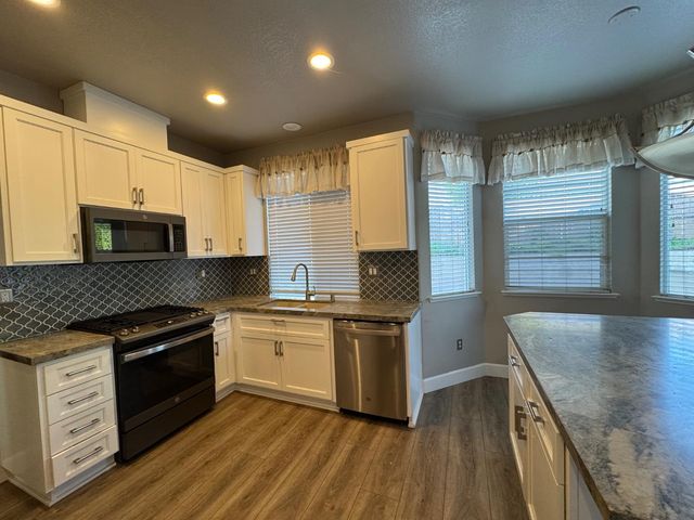 8215 Gold Sierra Ct, Antelope, CA 95843