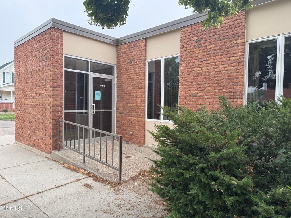 210 1st Avenue NW, Mandan, ND 58554 photo 2