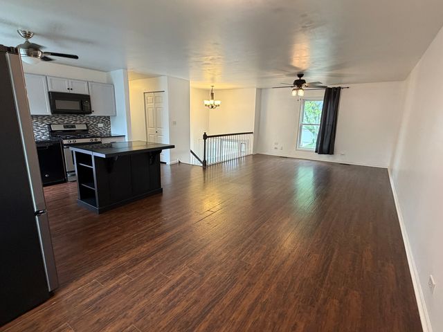 284 Hill Avenue, Bartlett, IL 60103