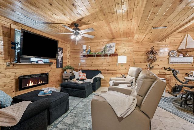 1337 Shultz Street, Waterloo, IA 50703