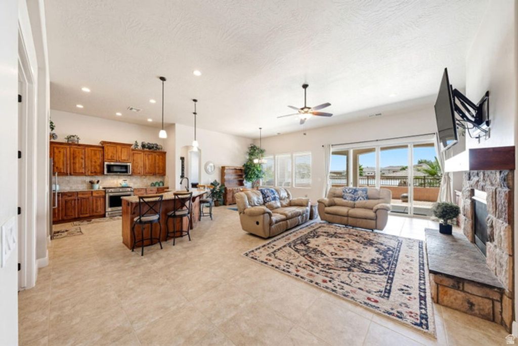 Image 10 of property listing at 2030 N RESERVE PKWY, Washington, UT 84780
