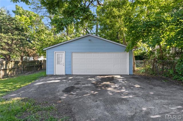 10406 Driver Avenue, St Louis, MO 63114