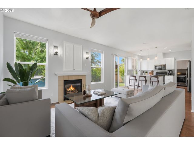 2536 EDGEWATER Dr, Woodburn, OR 97071