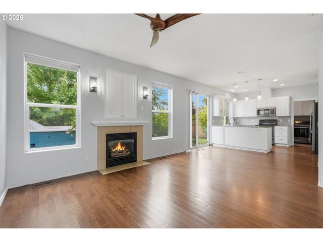 2536 EDGEWATER Dr, Woodburn, OR 97071