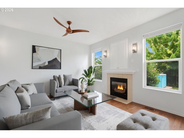 2536 EDGEWATER Dr, Woodburn, OR 97071