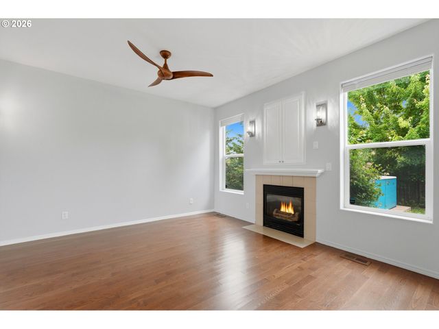2536 EDGEWATER Dr, Woodburn, OR 97071
