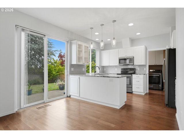 2536 EDGEWATER Dr, Woodburn, OR 97071