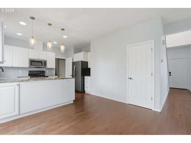2536 EDGEWATER Dr, Woodburn, OR 97071