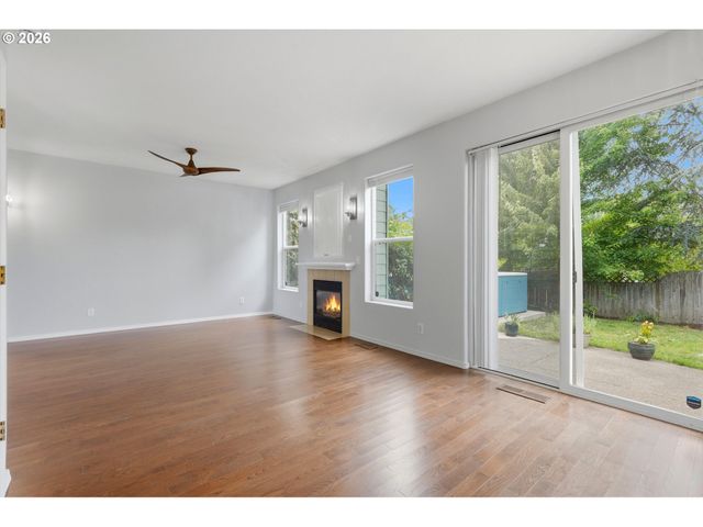 2536 EDGEWATER Dr, Woodburn, OR 97071