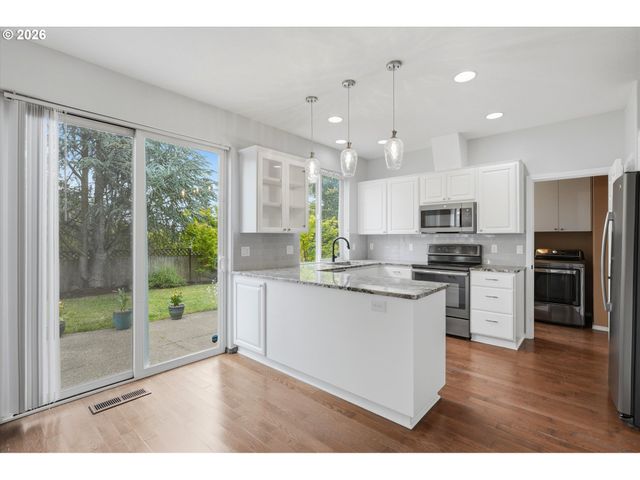2536 EDGEWATER Dr, Woodburn, OR 97071