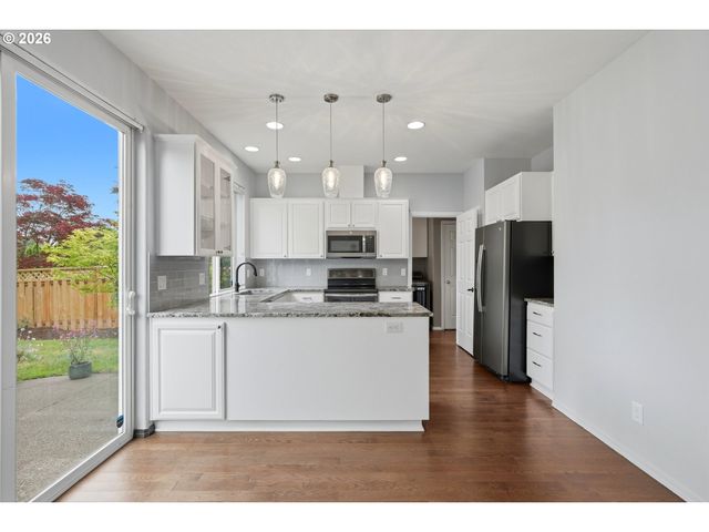 2536 EDGEWATER Dr, Woodburn, OR 97071