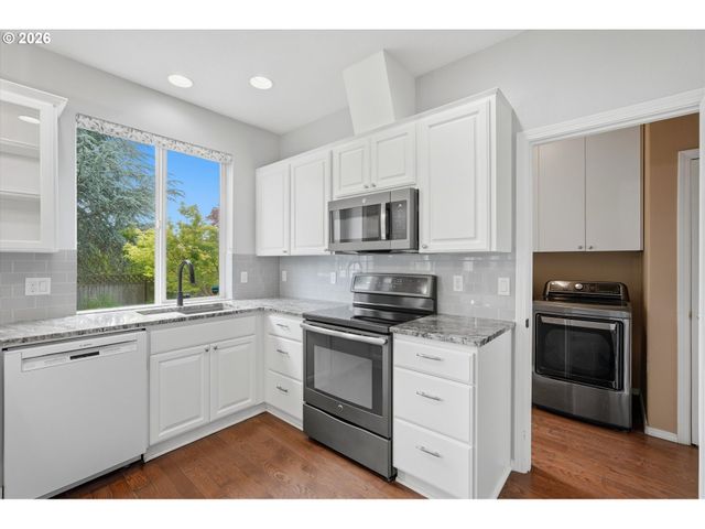 2536 EDGEWATER Dr, Woodburn, OR 97071