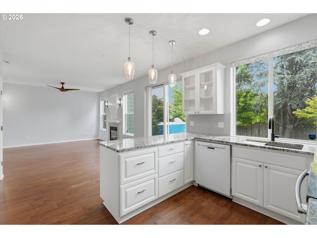 2536 EDGEWATER Dr, Woodburn, OR 97071