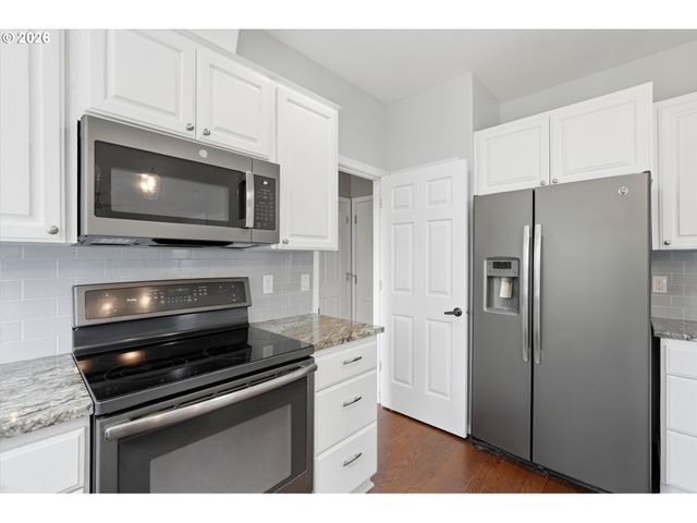 2536 EDGEWATER Dr, Woodburn, OR 97071