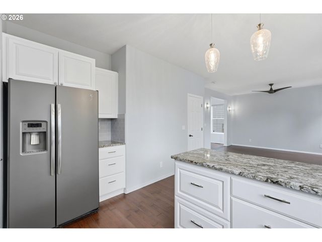 2536 EDGEWATER Dr, Woodburn, OR 97071