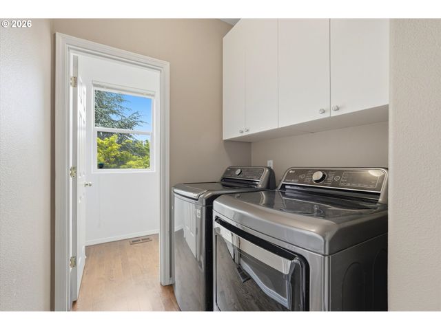 2536 EDGEWATER Dr, Woodburn, OR 97071