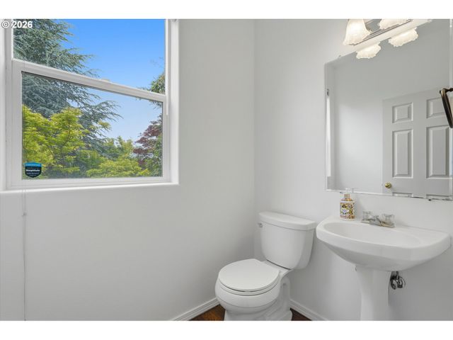 2536 EDGEWATER Dr, Woodburn, OR 97071