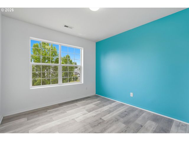2536 EDGEWATER Dr, Woodburn, OR 97071