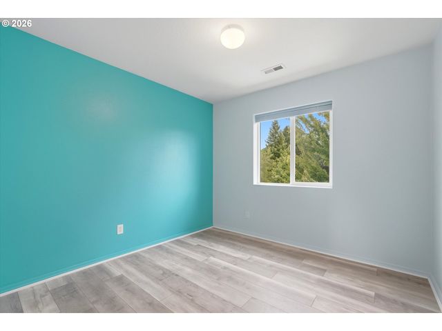 2536 EDGEWATER Dr, Woodburn, OR 97071