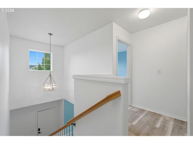 2536 EDGEWATER Dr, Woodburn, OR 97071