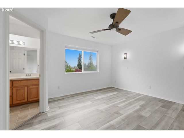 2536 EDGEWATER Dr, Woodburn, OR 97071