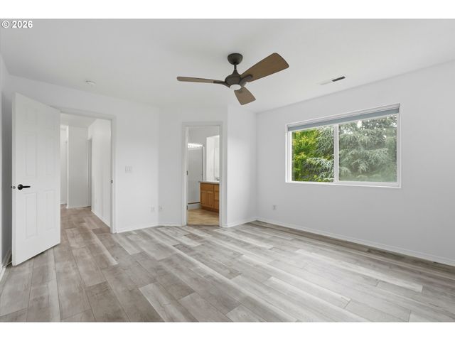2536 EDGEWATER Dr, Woodburn, OR 97071