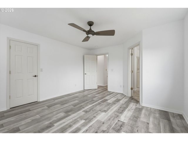 2536 EDGEWATER Dr, Woodburn, OR 97071