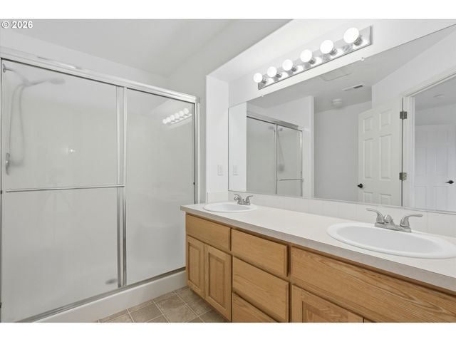 2536 EDGEWATER Dr, Woodburn, OR 97071