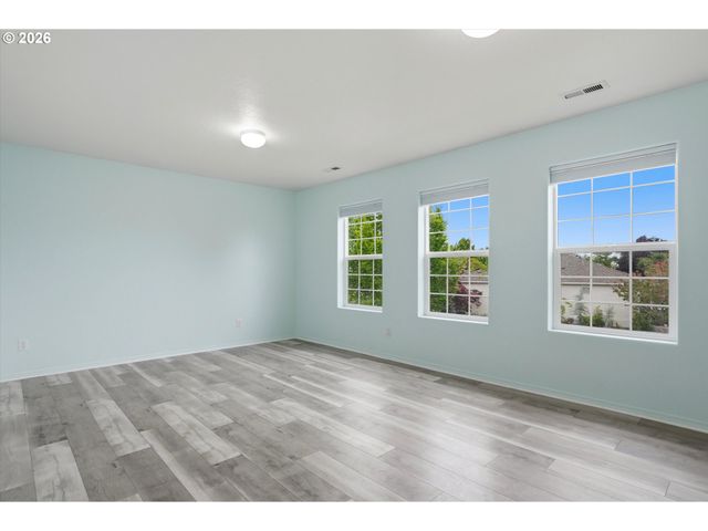 2536 EDGEWATER Dr, Woodburn, OR 97071