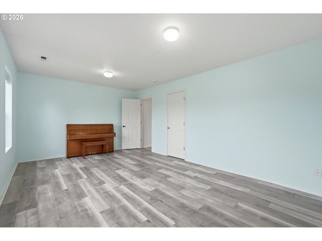 2536 EDGEWATER Dr, Woodburn, OR 97071