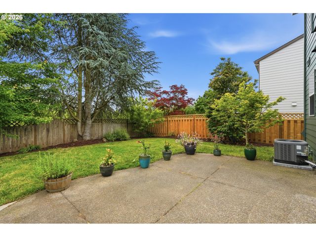 2536 EDGEWATER Dr, Woodburn, OR 97071