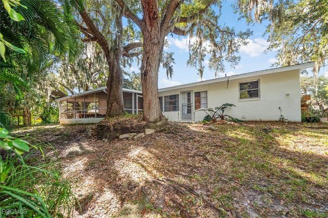 2466 N Westwood DR, North Fort Myers, FL 33917