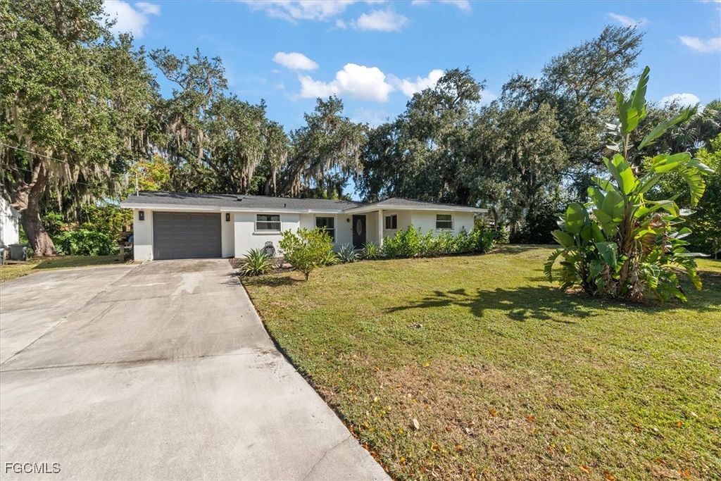 2466 N Westwood DR, North Fort Myers, FL 33917