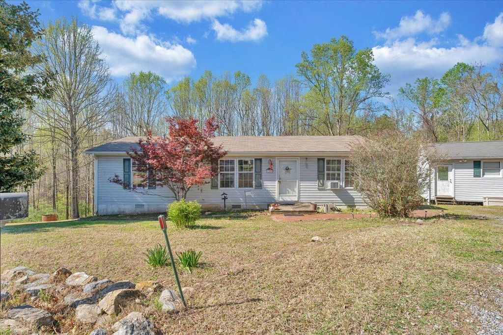 105 CHEROKEE LN, Thaxton, VA 24174