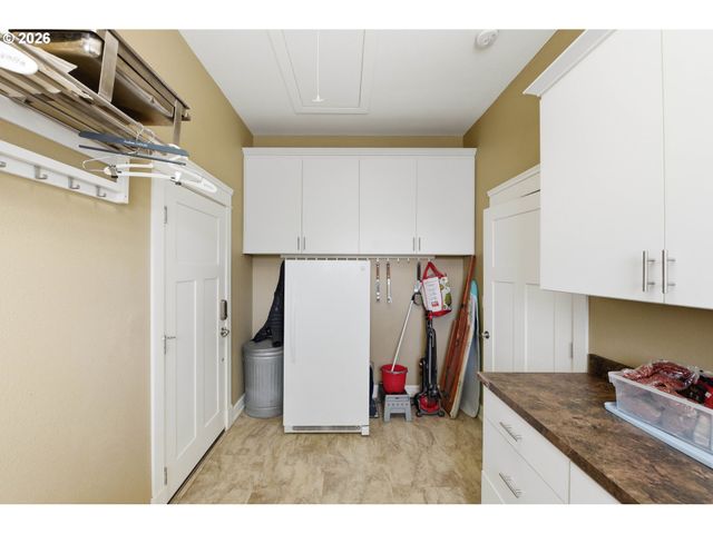 1400 HOLLOWAY MEWS, Coos Bay, OR 97420