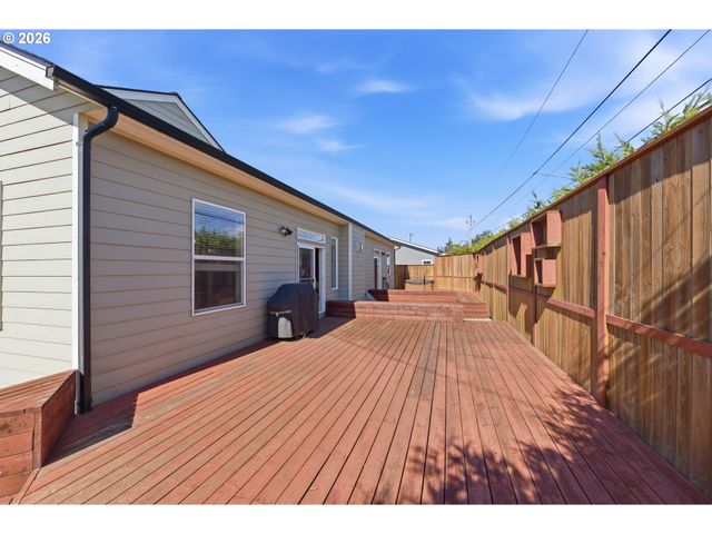 1400 HOLLOWAY MEWS, Coos Bay, OR 97420