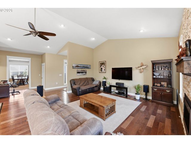 1400 HOLLOWAY MEWS, Coos Bay, OR 97420