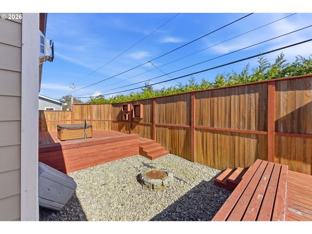 1400 HOLLOWAY MEWS, Coos Bay, OR 97420