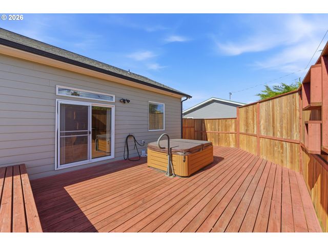 1400 HOLLOWAY MEWS, Coos Bay, OR 97420