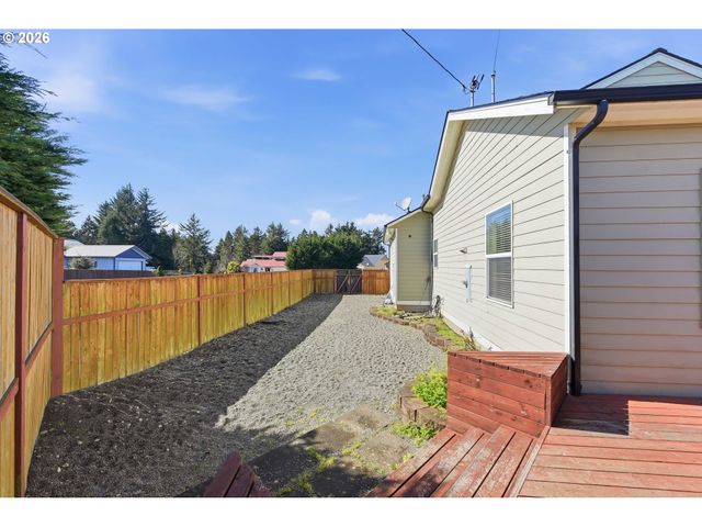 1400 HOLLOWAY MEWS, Coos Bay, OR 97420