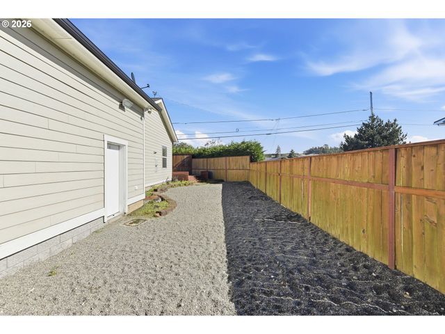 1400 HOLLOWAY MEWS, Coos Bay, OR 97420