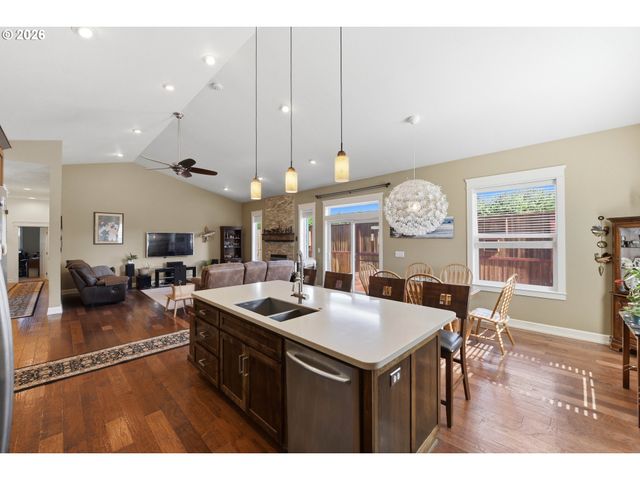 1400 HOLLOWAY MEWS, Coos Bay, OR 97420