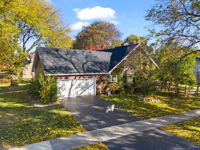 210 Westmoreland Lane, Naperville, IL 60540