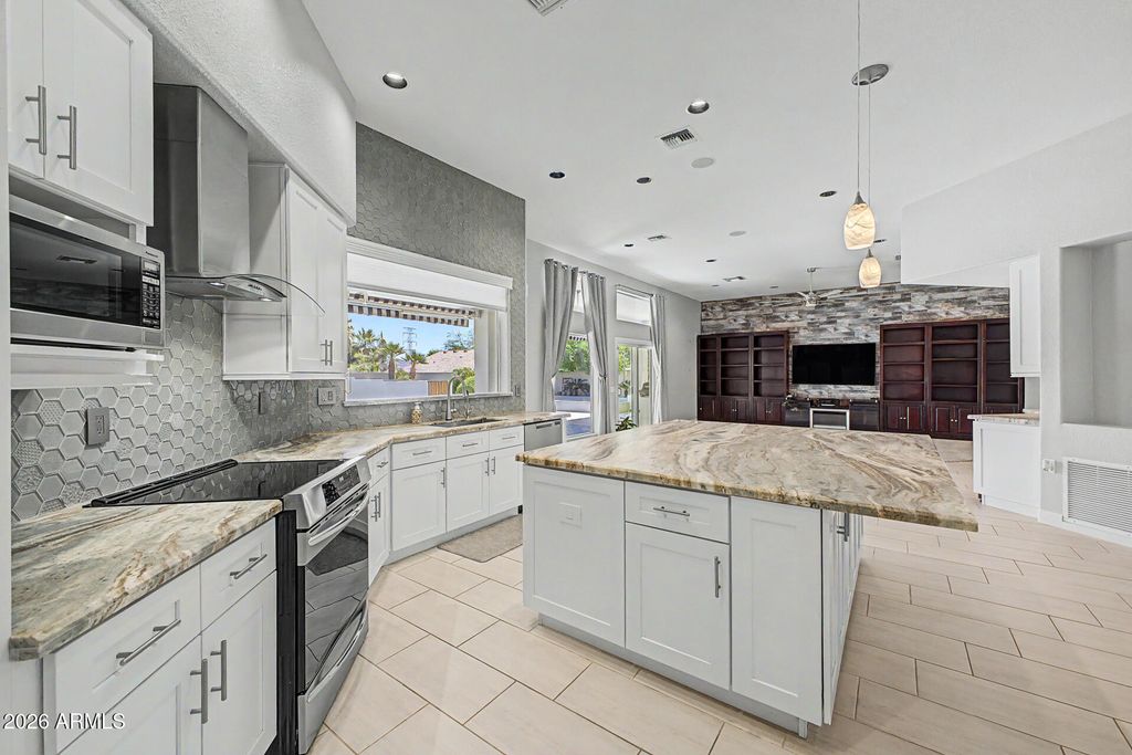 Image 12 of property listing at 4753 W FALLEN LEAF Lane, Glendale, AZ 85310