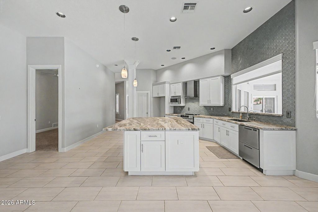 Image 13 of property listing at 4753 W FALLEN LEAF Lane, Glendale, AZ 85310